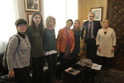 Representants de la nova associació, al costat de l’alcalde, Fèlix Larrosa, i la regidora d’Esports, Montse Parra.