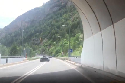 Denuncian “carreras” de coches deportivos del Reino Unido en las carreteras del Pallars 