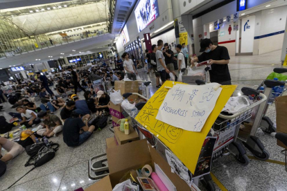 Centenars de viatgers han quedat encallats a l’aeroport de Hong Kong per la cancel·lació de tots el vols sortints i entrants.