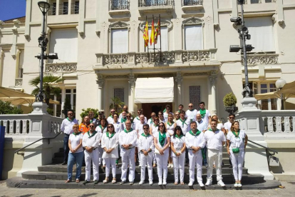 Concentración de repulsa ante el ayuntamiento de Huesca, ayer.