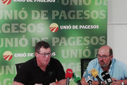 Ramon Comes y Salomó Torres, de UP, han valorado este miércoles en Lleida el inicio de la campaña de la fruta.