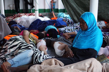 Imagen del hacinamiento de los refugiados a bordo del barco Open Arms.