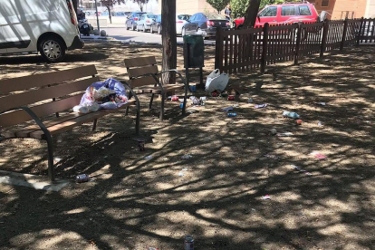 Vecinos denuncian que hace una semana que no se limpia una plaza delante del CAP Onze de Setembre.