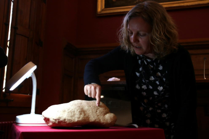 L’experta Inés Domingo, amb la peça d’art paleolític.
