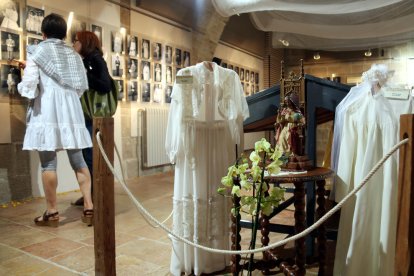 L’exposició reflecteix la moda i els costums religiosos del segle passat.
