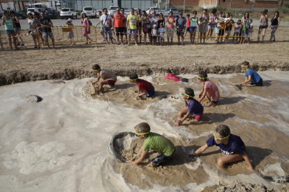 Arrebossats de fang, nens i adults competiran per endur-se el triomf en la prova.