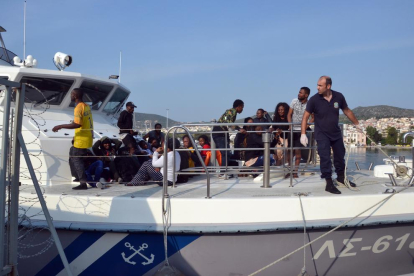 Los guardacostas rescataron a otros 57 personas en Lesbos.