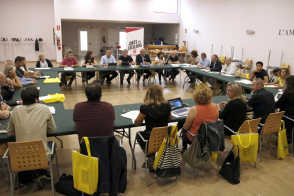 El grup parlamentari de JxCat s'ha reunit al Teatre L'Amistat de Mollerussa, com a mostra del seu compromís amb el territori.