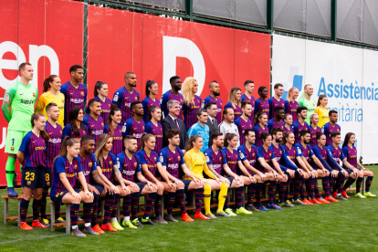 Las primeras plantillas femenina y masculina del Barça se hicieron ayer la foto oficial conjunta de la temporada.