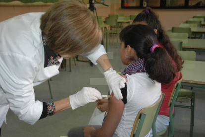 Vacunación a niñas contra el virus del papiloma humano.