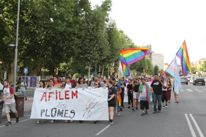 Imagen de archivo de una movilización del colectivo LGTBI el pasado julio por el centro de Lleida. 
