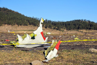 Imatge de les restes de l’aparell sinistrat diumenge tot just enlairar-se d’Addis Abeba