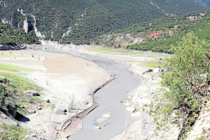 El río Noguera Ribagorçana a su paso por el desfiladero de Mont-rebei este fin de semana.