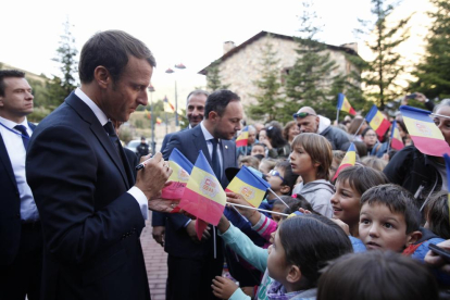 Macron va recórrer les set parròquies durant la visita a Andorra. A la imatge, mentre firmava autògrafs.