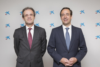 El presidente de CaixaBank, Jordi Gual, con Gonzalo Cortázar.
