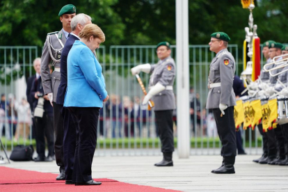 Merkel va tornar a tenir tremolors durant una recepció.