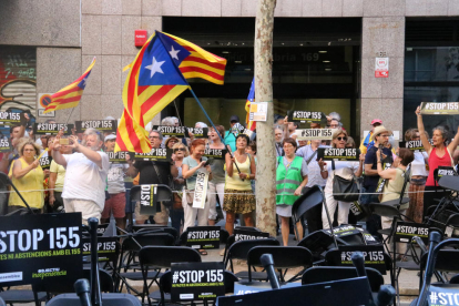 Els manifestants que es van reunir ahir davant de la seu d’ERC clamant per un pacte sobiranista a la Diputació de Barcelona.