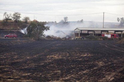 Els Bombers al treballar en l’extinció de l’incendi a les instal·lacions de la granja.