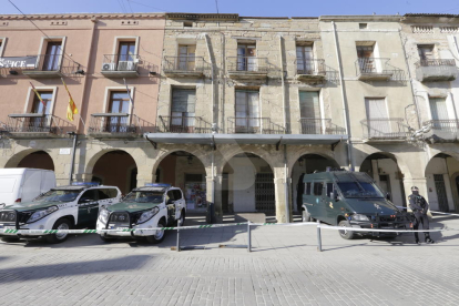 Todoterrenos y furgonetas de la Guardia Civil delante de el ayuntamiento de Almacelles.