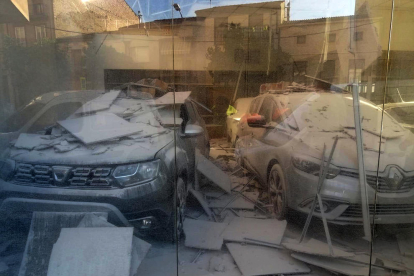 Se derrumba el techo de un concesionario de coches en Tremp 