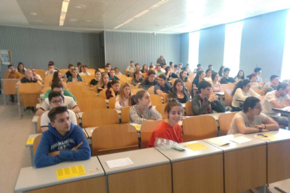 Alumnos antes de iniciar las pruebas de la selectividad en el Campus de Cappont de la UdL.