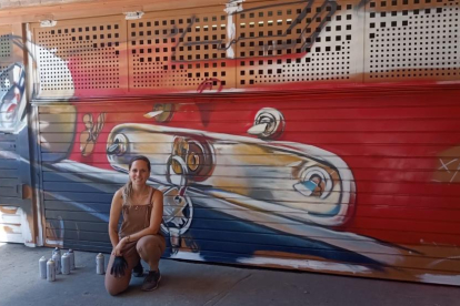La artista Lily Brik pinta un nuevo mural en Lleida