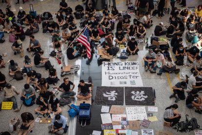 Els manifestants van tornar a provocar la paràlisi de l’aeroport de Hong Kong.