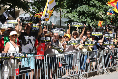 Un centenar de manifestants de l'ANC protesten davant de la Diputació de Barcelona pel pacte de JxCat amb el PSC