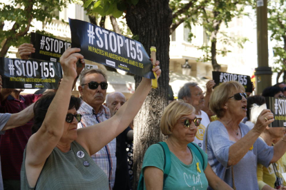 Un centenar de manifestants de l'ANC protesten davant de la Diputació de Barcelona pel pacte de JxCat amb el PSC
