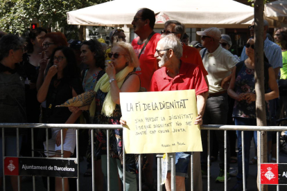 Un centenar de manifestantes de l'ANC protestan ante la Diputación de Barcelona por el pacto de JxCat con el PSC