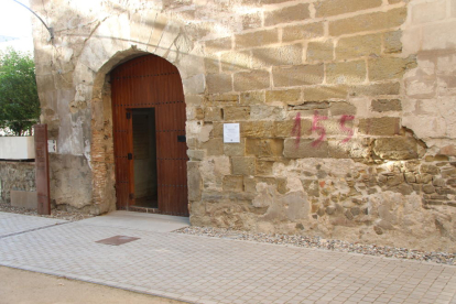 Pintada a favor del 155 a la façana del convent de Sant Domènec de Balaguer.