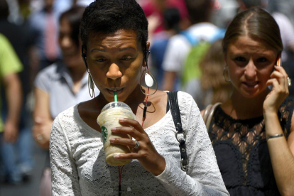 Detectan más riesgo de muerte prematura en mujeres que toman bebidas azucaradas