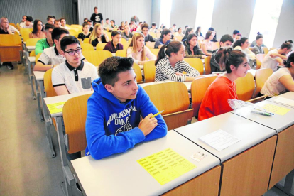 Alumnes a punt de començar la selectivitat al campus de Cappont de la Universitat de Lleida.