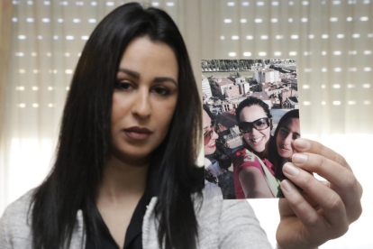 Ailham Mohamed, de Torrefarrera, ensenyant fotos de la seua germana Farah.