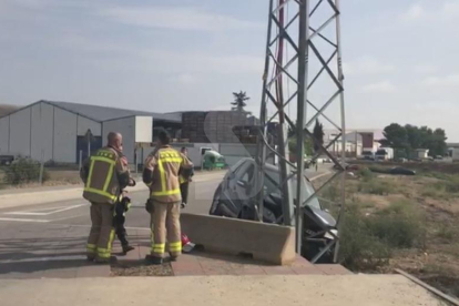 Un turisme xoca amb una torre elèctrica a Alcarràs