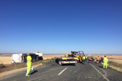 Imagen de la colisión entre un camión y un vehículo agrícola ayer por la mañana en Fraga. 