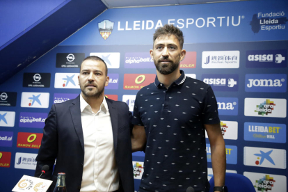 Jordi Esteve, director esportiu del Lleida, ahir al costat de Molo en la presentació del nou entrenador de l’equip.
