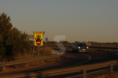 Una de las nuevas señales instaladas las últimas semanas en la salida del A-2 en Lleida.