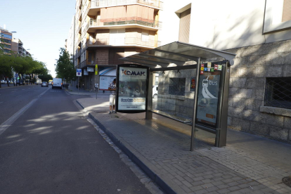 La agresión se produjo el miércoles a las 11.00 horas en esta parada de bus de la avenida Prat de la Riba. 