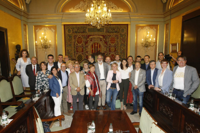 Imatge dels membres de l’ajuntament en el seu últim ple amb alcalde socialista després de 40 anys.