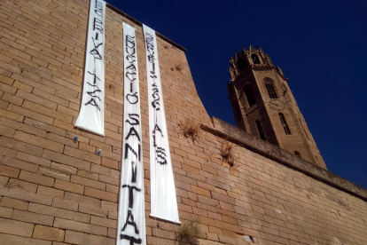 Cuelgan tres pancartas en la Seu Vella de Lleida contra la 'Ley Aragonés'