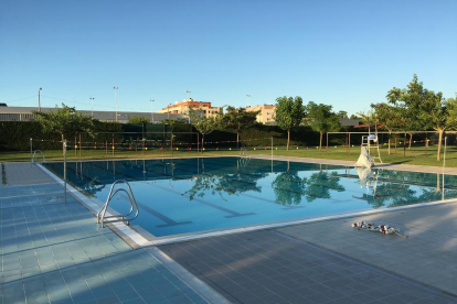 Imagen tomada ayer en la piscina en la que casi se ahoga un niño de 8 años en Alcarràs. 