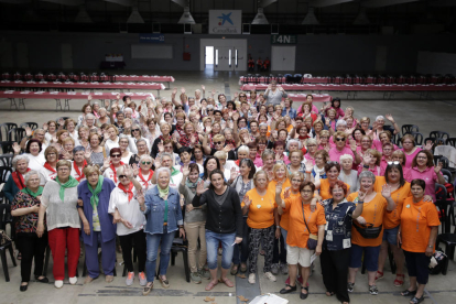 Fotografía de grupo de las participantes ayer en el Aplec de les Dones en la Fira de Lleida. 