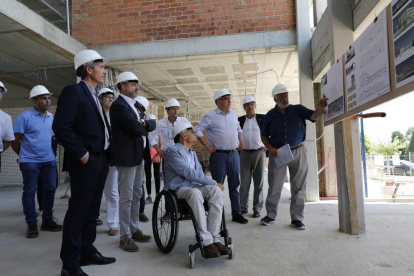 Bargalló (tercer per la dreta), durant la visita a les obres del nou institut de Torrefarrera.