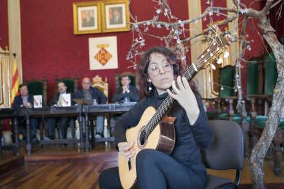 La guitarrista Maria Ribera puso ayer la música en la presentación.