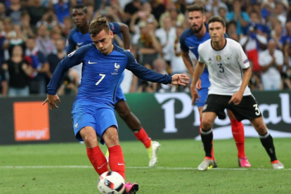 Griezmann lanza un penalti en un partido con la selección francesa.