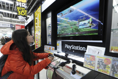 Una usuària prova un videojoc de PlayStation.
