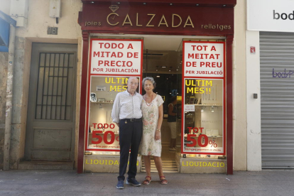 Els actuals titulars de la joieria Calzada del carrer Major, que va tancar ahir.