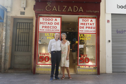 Los actuales titulares de la Joyería Calzada de la calle Major, que cerró ayer.