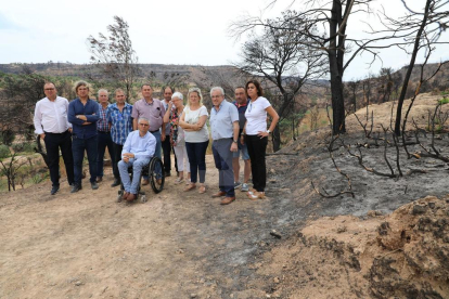 Un moment de la visita a una de les zones afectades per l'incendi a Bovera.